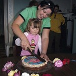 Mum & Madison cutting the cake